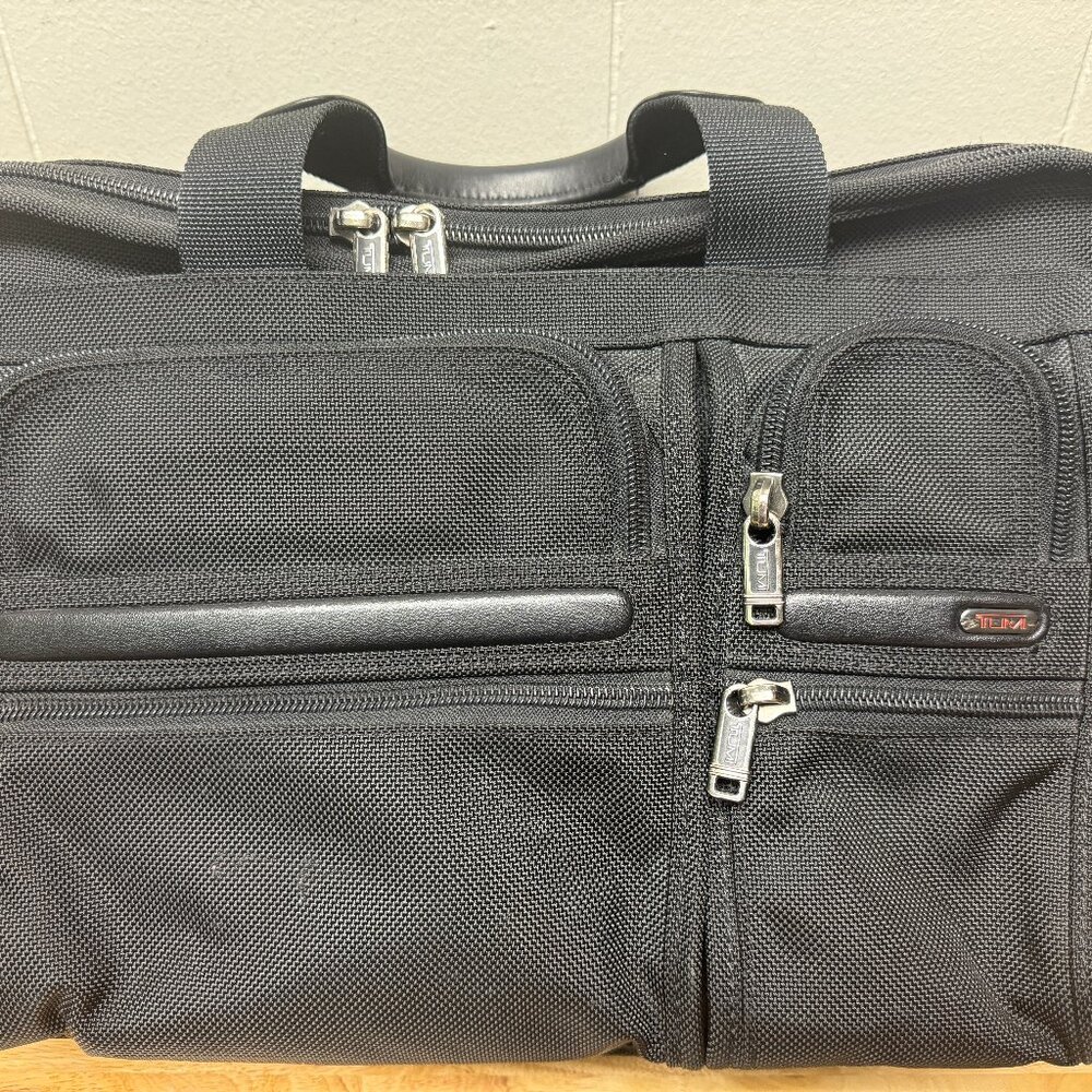 TUMI Expandable Deluxe Portfolio Bag with Shoulder Strap and Shacke Padding 🔥🔥